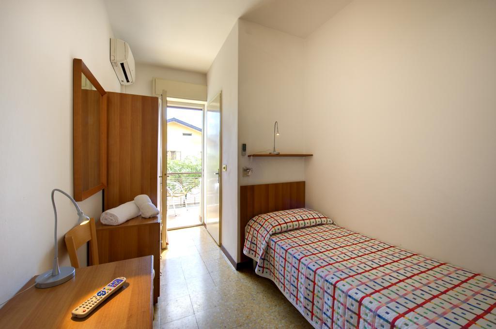 Pensione Ornella Lignano Sabbiadoro Exterior photo